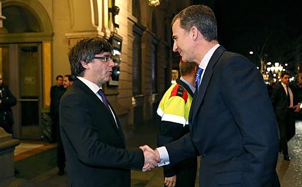 El Rey saluda a Carles Puigdemont en el MWC del año pasado.