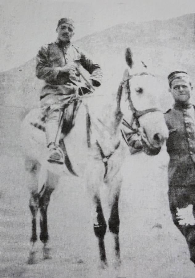 10-Saturnino Ceballos, héroe de Plasenzuela, montado a caballo.