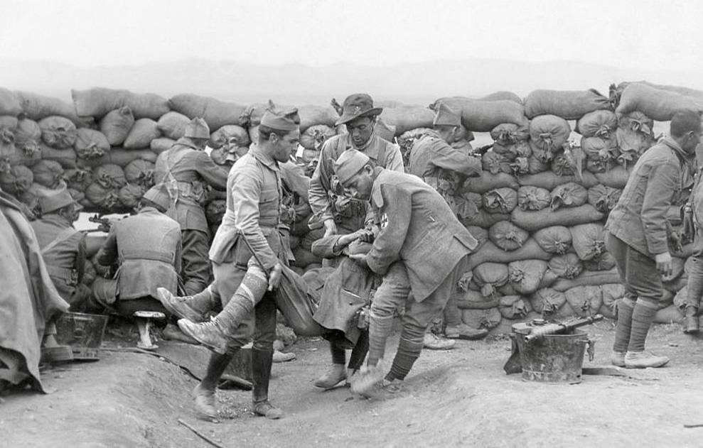 4-Año 1921. Unos soldados trasladan a un compañero herido, mientas el resto de la unidad se defiende de los rifeños (Foto de Díaz Casariego).