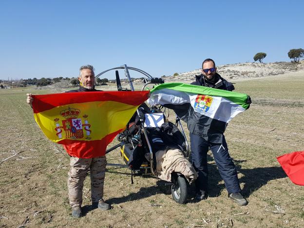 Mendoza y Sánchez Driu, con las banderas. :: hoy