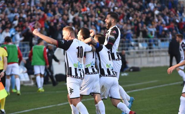 Álex Rubio junto a otros compañeros celebran uno de los goles 