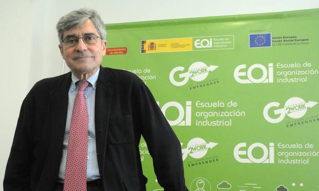 Adolfo Cazorla, director general de la EOI, tras la entrevista.