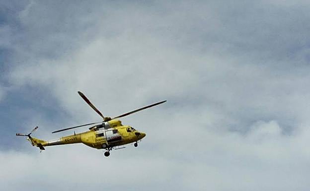 Helicóptero de la Brif de Pinofranqueado actuando en el incendio del Cerezo.