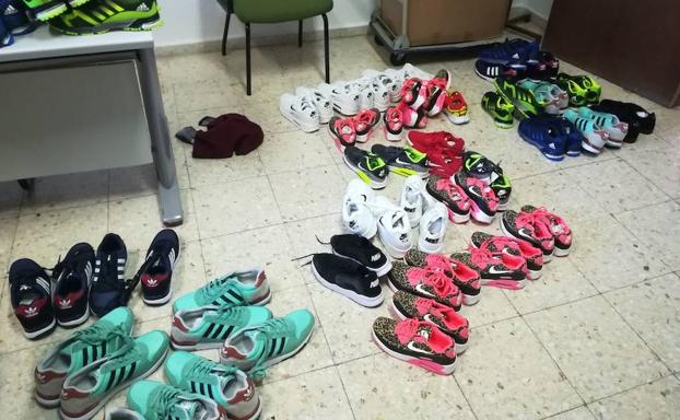 La Policía pone 34 denuncias e interviene 90 pares de zapatillas en los mercadillos de Badajoz