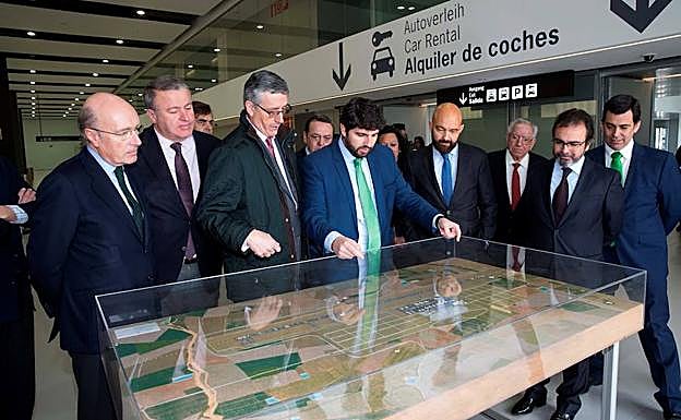 Varios políticos y representantes posan tras la firma del contrato de gestión, explotación y mantenimiento del Aeropuerto Internacional de la Región de Murcia por parte de AENA.