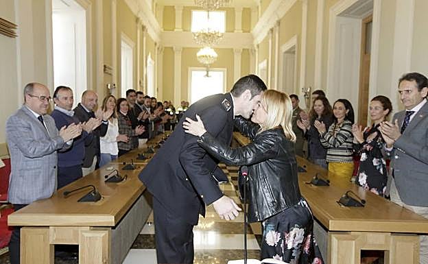 Benedicto Cacho es felicitado por la alcaldesa en su toma de posesión, el 1 de febrero. 
