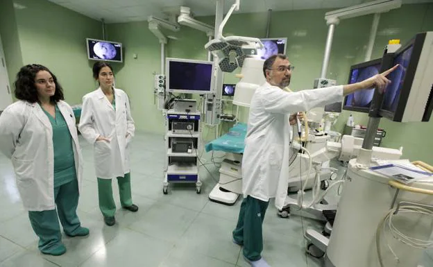 El doctor Federico Soria señala una de las pantallas del quirófano.