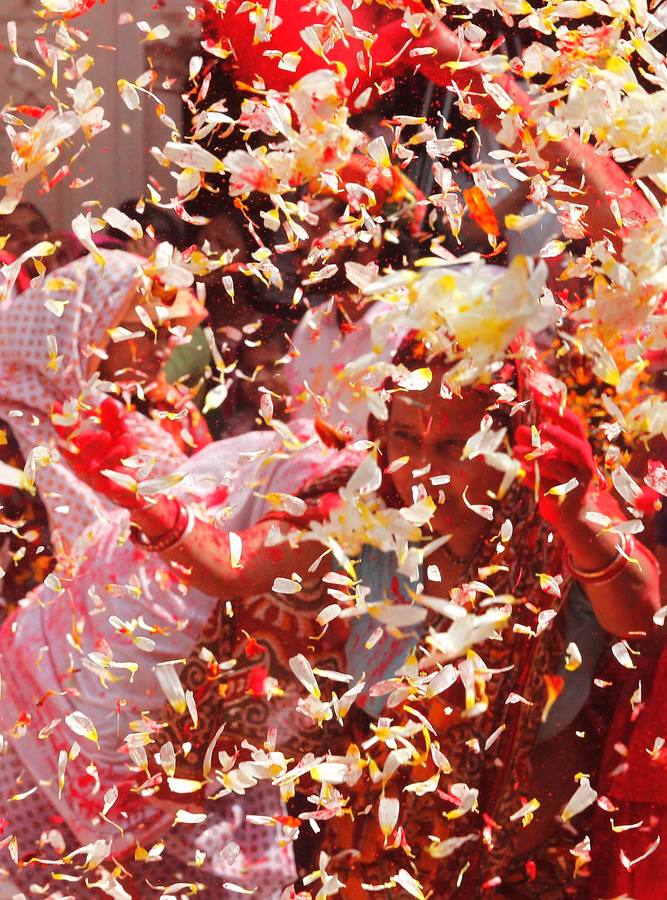 Una multitud participa en la celebración del Holi en Uttar Pradesh (India)