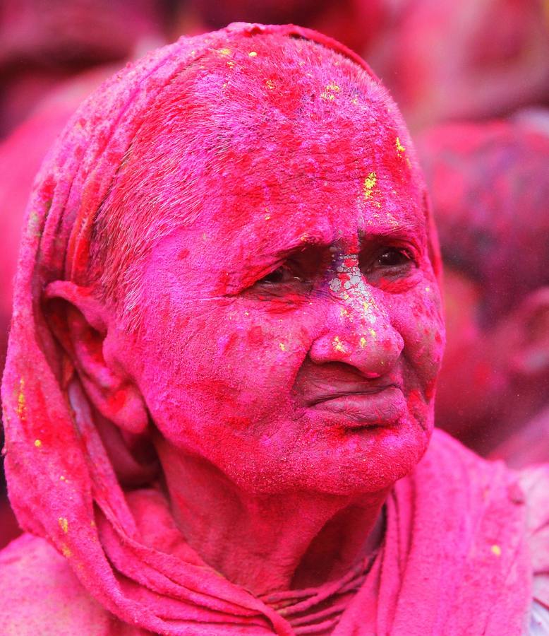 Una multitud participa en la celebración del Holi en Uttar Pradesh (India)