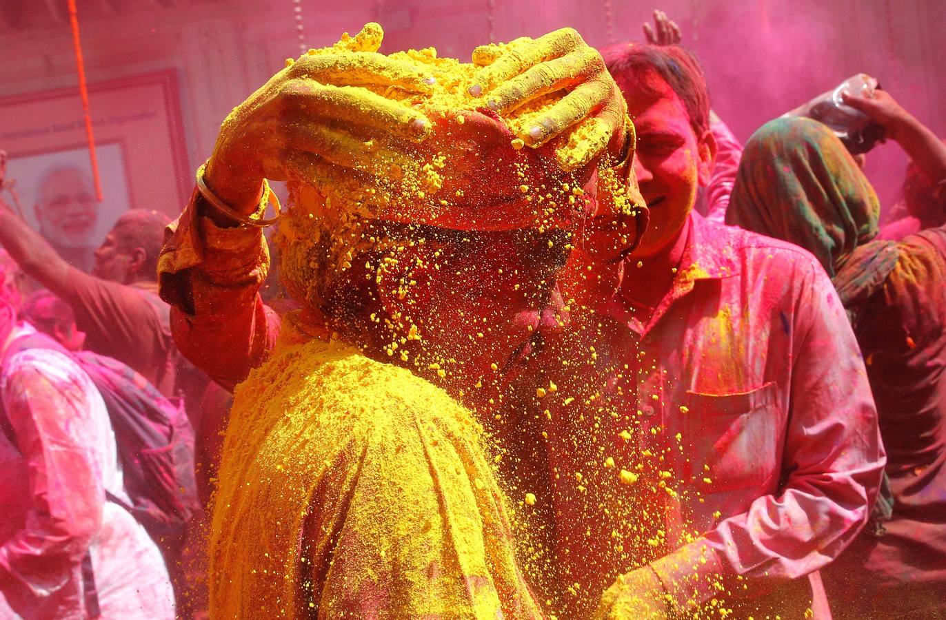 Una multitud participa en la celebración del Holi en Uttar Pradesh (India)
