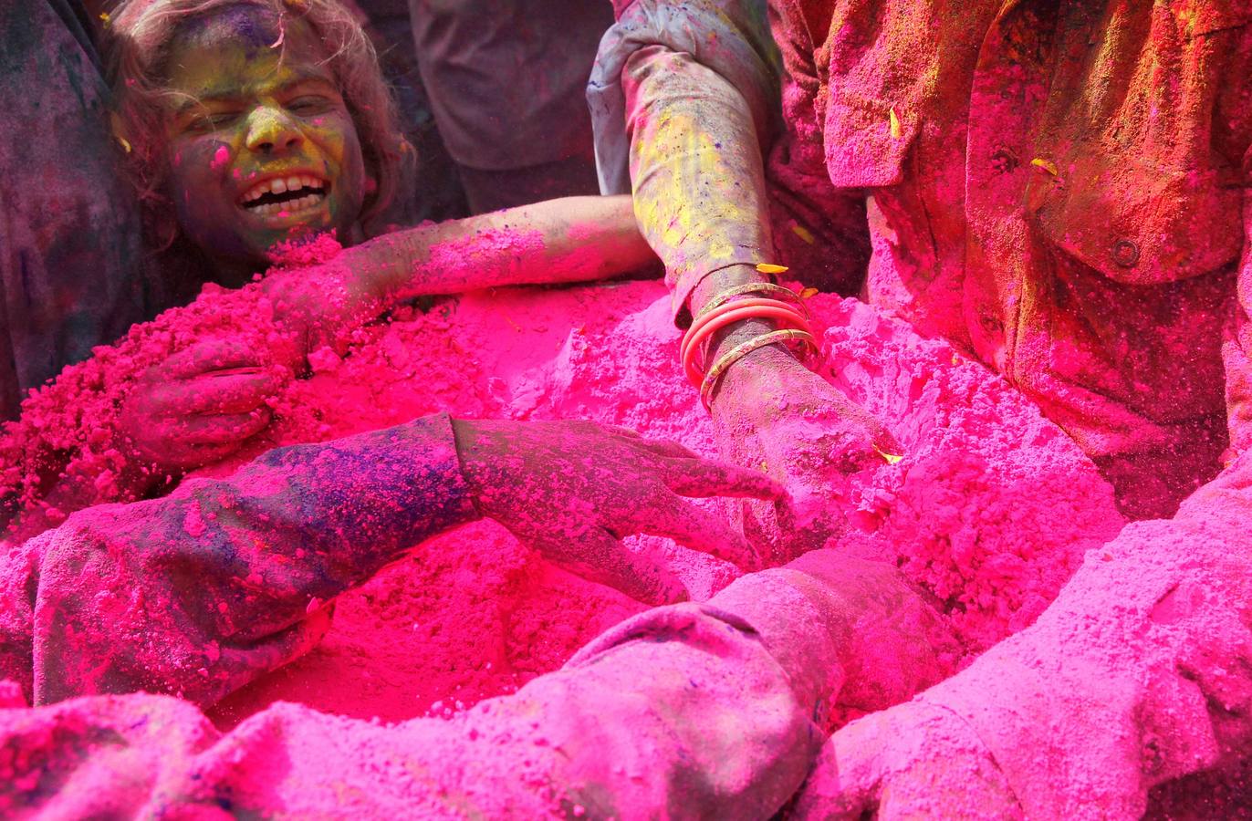 Una multitud participa en la celebración del Holi en Uttar Pradesh (India)
