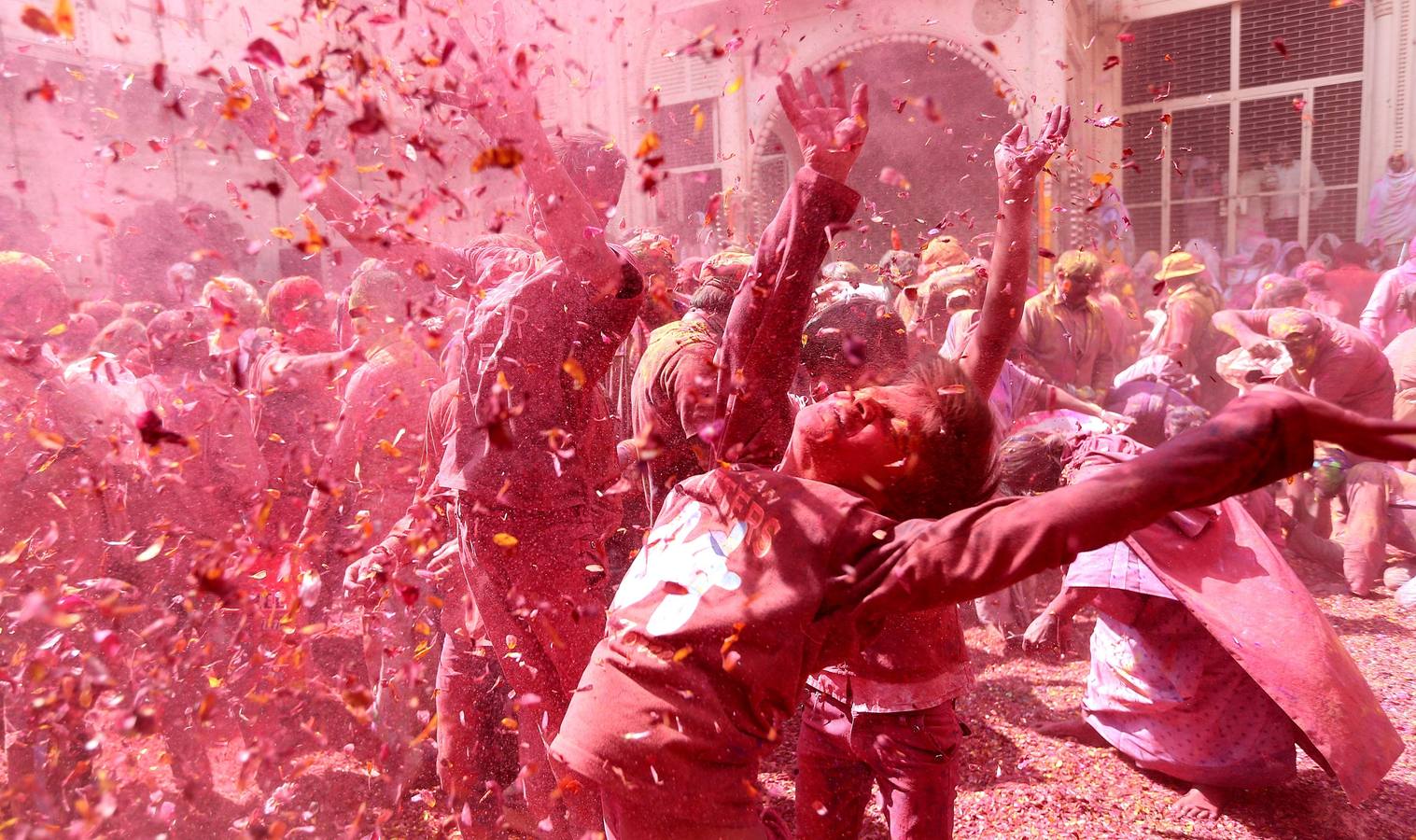 Una multitud participa en la celebración del Holi en Uttar Pradesh (India)