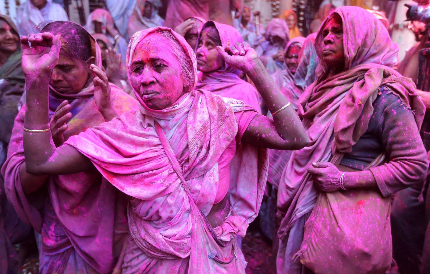 Una multitud participa en la celebración del Holi en Uttar Pradesh (India)
