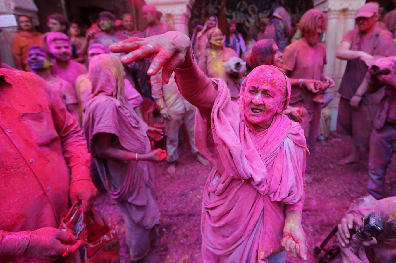 Una multitud participa en la celebración del Holi en Uttar Pradesh (India)