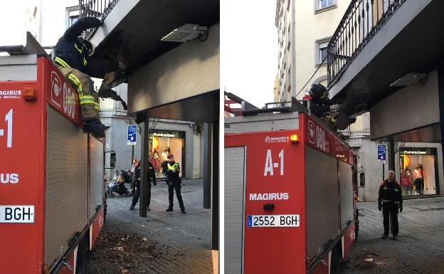 Los bomberos han retirado elementos de una cornisa que se ha desprendido entre Vasco Núñez y Menacho. 