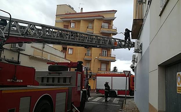Los bomberos durante una actuación.