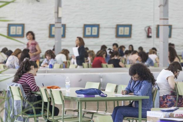 Aspirantes en un examen durante las últimas oposiciones. :: hoy