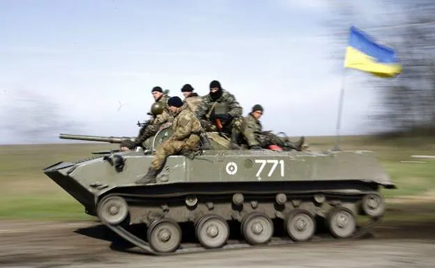 Soldados ucranianos a bordo de un vehículo de combate. 