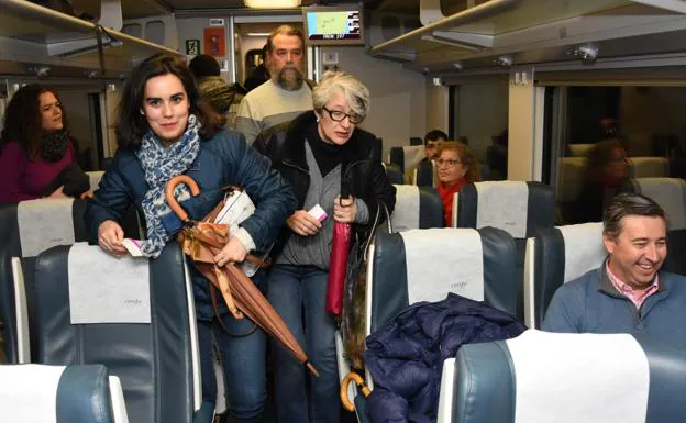 Viajeros que han 'reestrenado' el servicio del Talgo desde Badajoz a Madrid