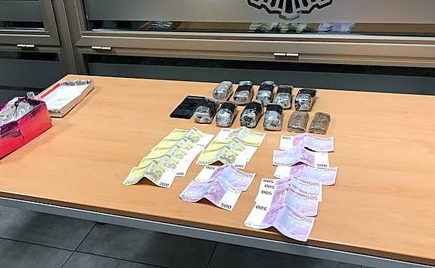Droga y dinero intervenidos.
