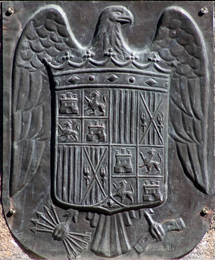 7-El escudo de los Reyes Católicos que hizo Eulogio Blasco.