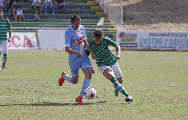 David López intenta zafarse de Carlos García en el partido de la primera vuelta. :: A. Méndez