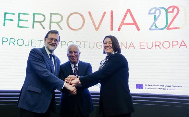 El presidente del Gobierno de España, Mariano Rajoy (i), el primer ministro de Portugal, António Costa (c), y la comisaria europea de Transporte, Violeta Bulc (d), en el acto de lanzamiento del concurso público del último tramo, Evóra-Freixo, que falta por construir para poder conectar el puerto portugués de Sines con la frontera