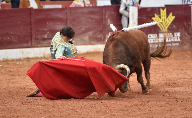 Imagen principal - 1.Roca Rey torea de rodillas al toro que cerró plaza. 2.La terna matinal del domingo a hombros. 4. Ferrera indica la embestida al primer toro de su lote.