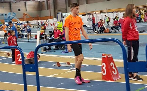 El joven atleta pacense Vicente Antúnez, concentrado antes de la final de los 400 metros en el Campeonato de España sub-20 en pista cubierta de Ourense. :: @LuisCarre89 