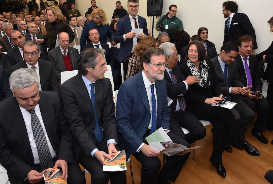 Rajoy ha asistido a la firma de la Declaración de Servicio Público de los vuelos desde el Aeropuerto de Badajoz, y se ha encontrado con el primer ministro de Portugal, Antonio Costa, en Elvas