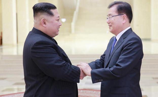 El líder de Corea del Norte Kim Jong-un saluda al jefe de la Oficina de Seguridad Nacional de Corea del Sur Chung Eui-Yong.