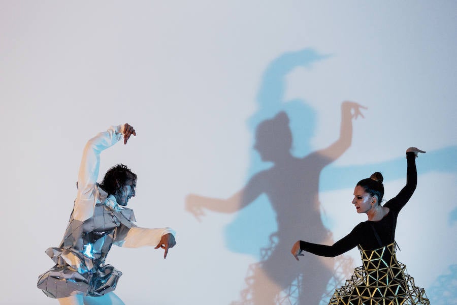 Rubén Olmo con el vestuario de Myriam Hurtado en la Bienal de Flamenco de Sevilla.