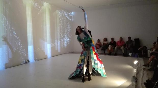 Rubén Olmo con el vestuario de Myriam Hurtado en el espectáculo 'Arquitectura de luz y sombras' presentado en la Bienal de Flamenco de Sevilla.