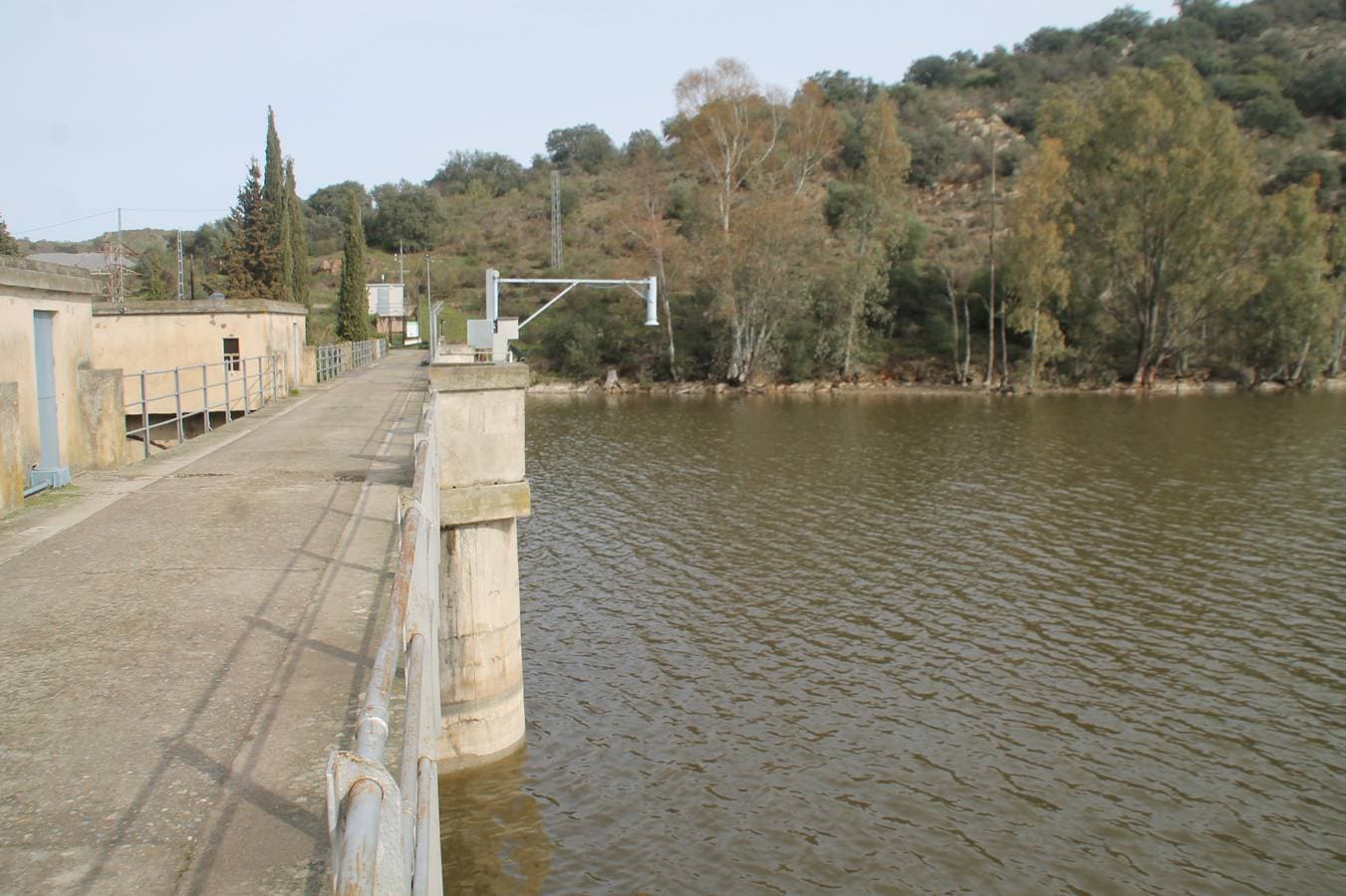 La presa que abastece a Jerez de los Caballeros acumula 18,5 hectómetros. La imagen contrasta con la de hace dos semanas, cuando se encontraba en situación de alerta 