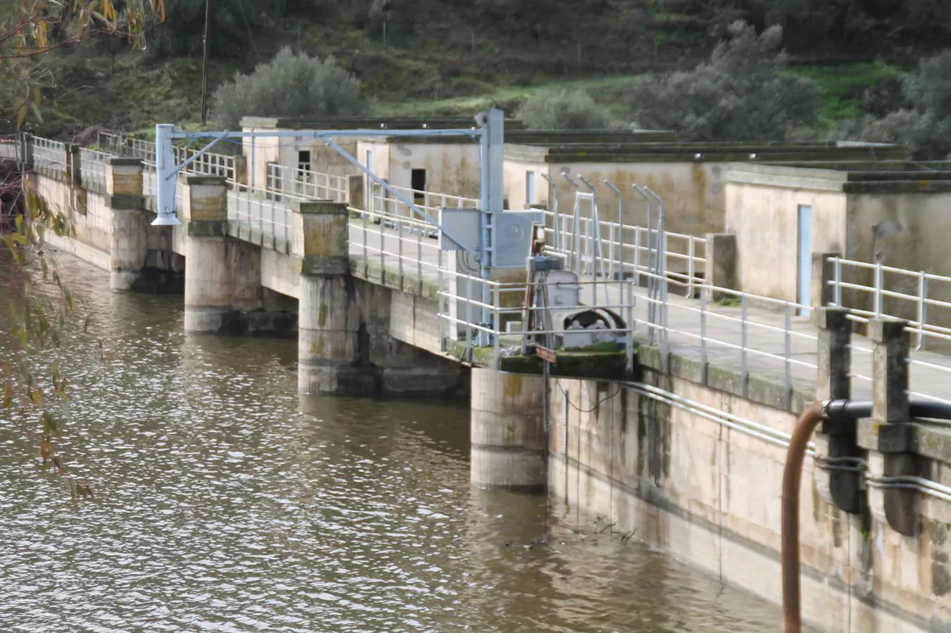 La presa que abastece a Jerez de los Caballeros acumula 18,5 hectómetros. La imagen contrasta con la de hace dos semanas, cuando se encontraba en situación de alerta 
