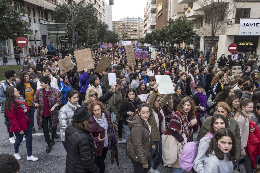 La manifestación con motivo de la huelga feminista del 8M partió de la avenida de Huelva