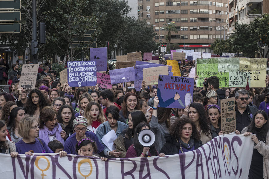 La manifestación con motivo de la huelga feminista del 8M partió de la avenida de Huelva