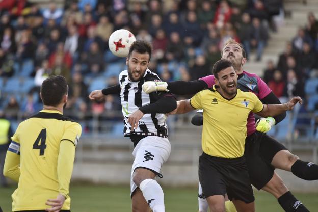 Fran Morante remata de cabeza en su gol que le marcó al Écija en el Nuevo Vivero. :: J. V. ARNELAS