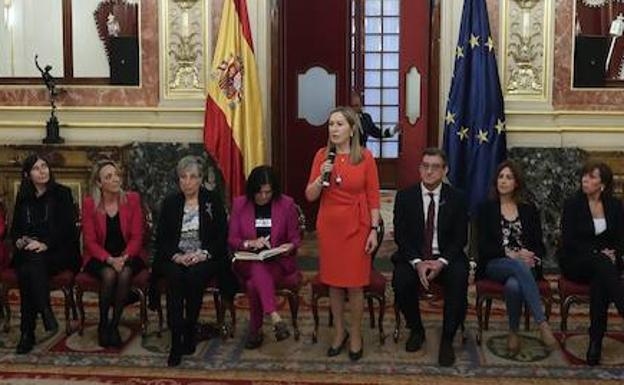 Ana Pastor, durante su intervención esta mañana en una charla-coloquio en el Congreso. 