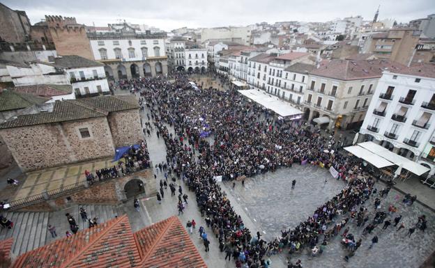 Galería. La manifestación del 8M en Cáceres ha terminado en la Plaza Mayor, donde se ha leío un manifiesto.:: LORENZO CORDERO