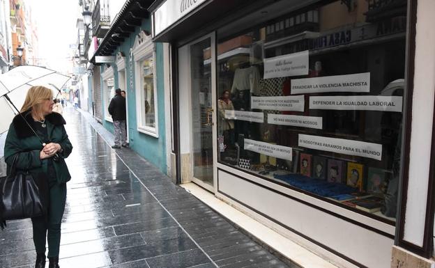 Una tienda de Badajoz cerrada con mensajes feministas