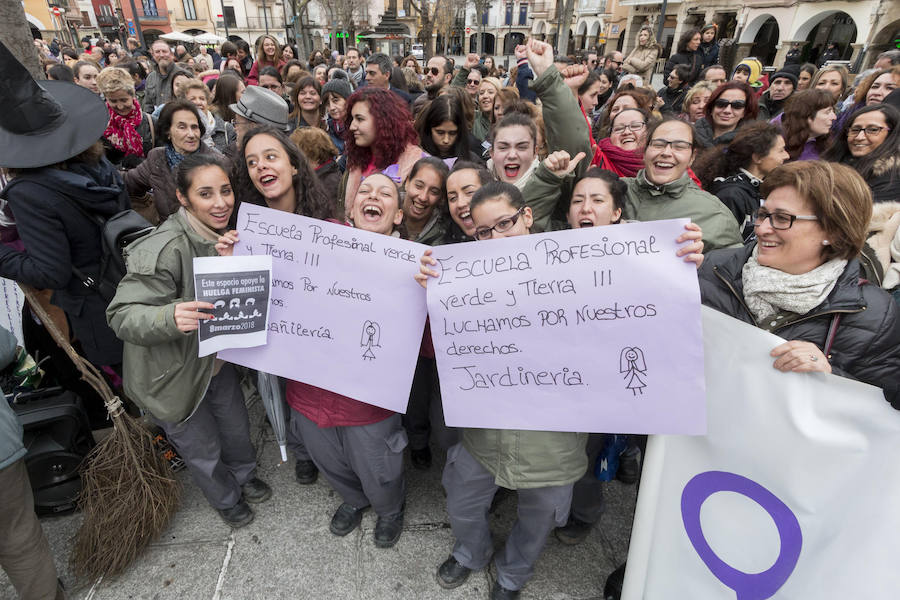 En Plasencia han sido más de 1.000 las personas se han manifestado tras una pancarta en la que podía leerse 'Paramos el mundo'