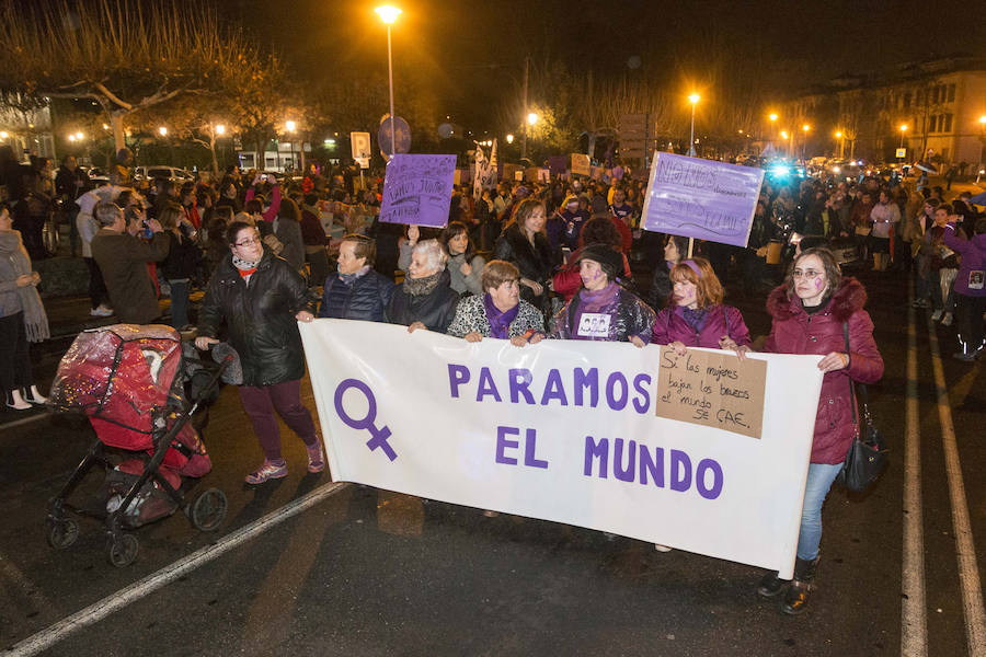 En Plasencia han sido más de 1.000 las personas se han manifestado tras una pancarta en la que podía leerse 'Paramos el mundo'