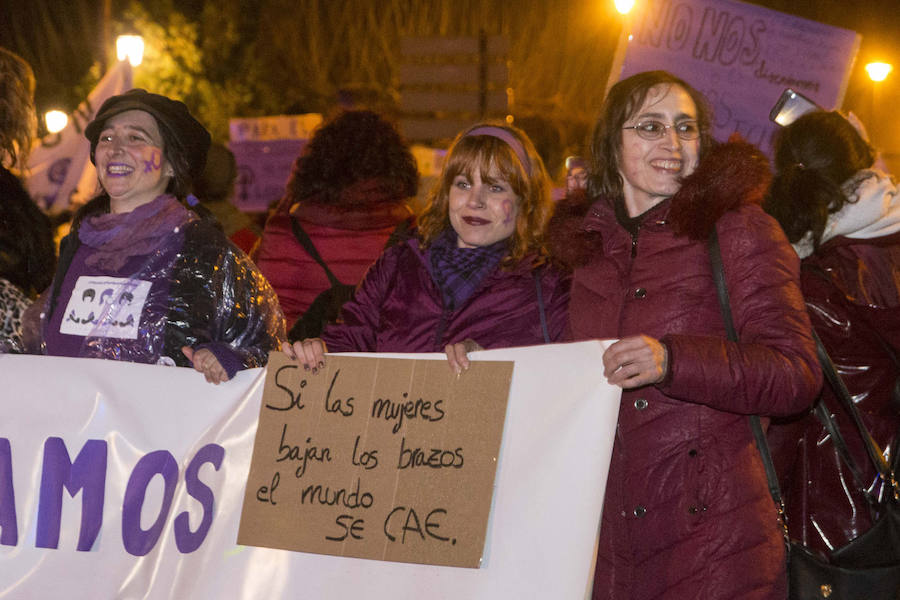 En Plasencia han sido más de 1.000 las personas se han manifestado tras una pancarta en la que podía leerse 'Paramos el mundo'