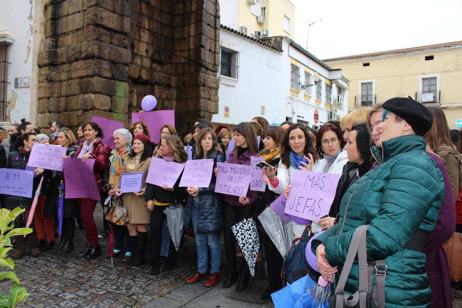 Concentración por la igualdad junto al Arco de Trajano de Mérida:: BRÍGIDO