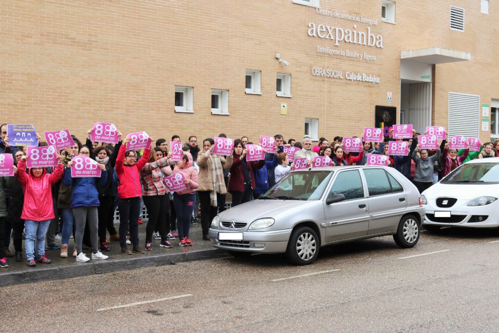 Concentración de la asociación Aexpainba de Badajoz:: HOY