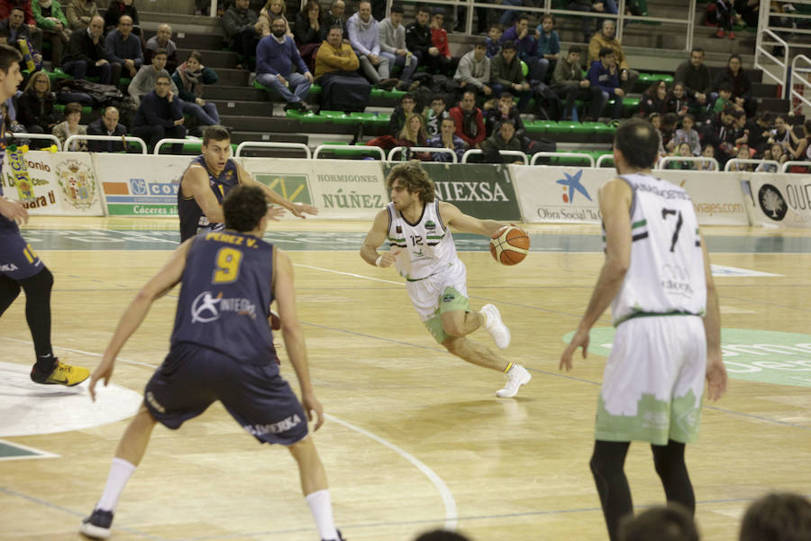 Las goteras del pabellón obligan a retrasar más de una hora y media el inicio del Cáceres-Oviedo, donde los verdinegros nada pudieron hacer 