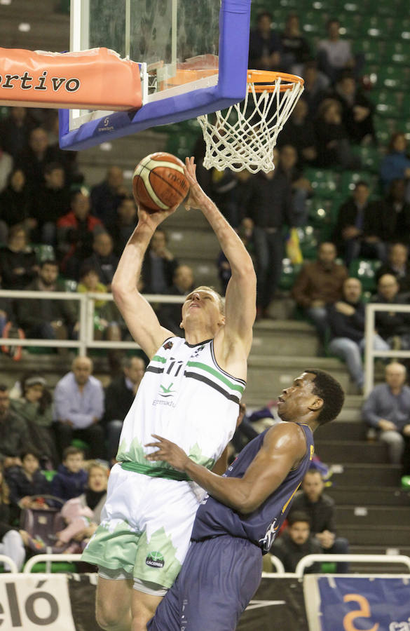 Las goteras del pabellón obligan a retrasar más de una hora y media el inicio del Cáceres-Oviedo, donde los verdinegros nada pudieron hacer 