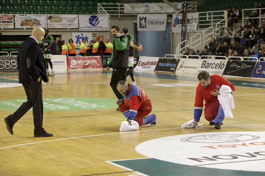 Las goteras del pabellón obligan a retrasar más de una hora y media el inicio del Cáceres-Oviedo, donde los verdinegros nada pudieron hacer 