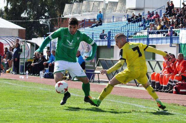 Tapia en el partido disputado contra el Lorca. :: e. d.